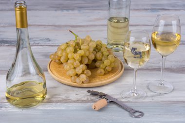 Şarap masanın üstünde..