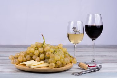 Şarap masanın üstünde..