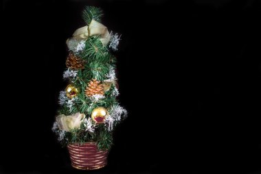 Süslü Noel ağaçları ve dekorasyon.
