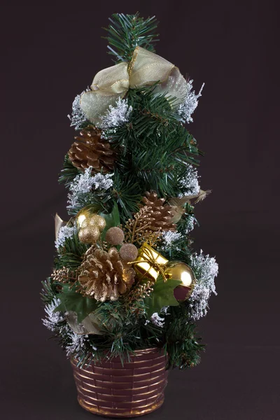 Geschmückte Weihnachtsbäume und Dekorationen. — Stockfoto