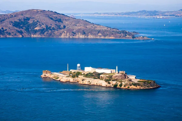 Остров Алькатрас в заливе Сан-Франциско — стоковое фото