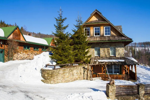 Berg huisje in de winter — Stockfoto