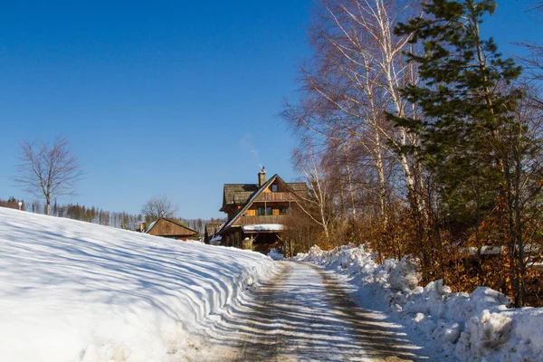 Berg huisje in de winter — Stockfoto