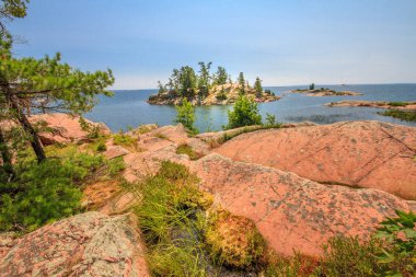 Kırmızı kaya granit oluşumu Gürcü Bay Killarney Provincial Park Ontario Kanada