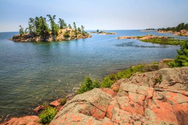 Kırmızı kaya granit oluşumu Gürcü Bay Killarney Provincial Park Ontario Kanada