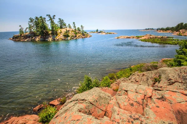 Kırmızı kaya granit oluşumu Gürcü Bay Killarney Provincial Park Ontario Kanada