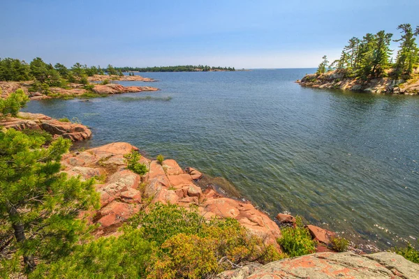 Kırmızı kaya granit oluşumu Gürcü Bay Killarney Provincial Park Ontario Kanada