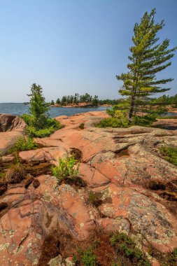 Kırmızı kaya granit oluşumu Gürcü Bay Killarney Provincial Park Ontario Kanada