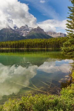 Rocky Dağları. Herbert Gölü ve Bow Range. Banff Ulusal Parkı Alberta, Kanada