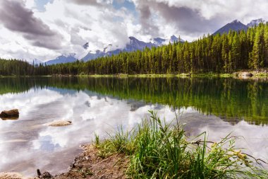Rocky Dağları. Herbert Gölü ve Bow Range. Banff Ulusal Parkı Alberta, Kanada
