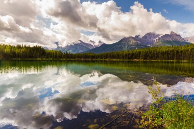 Rocky Dağları. Herbert Gölü ve Bow Range. Banff Ulusal Parkı Alberta, Kanada 