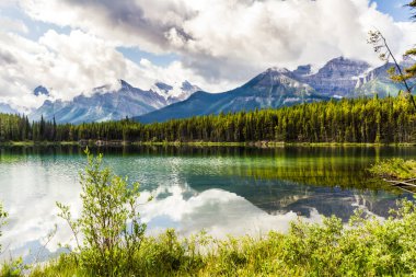 Rocky Dağları. Herbert Gölü ve Bow Range. Banff Ulusal Parkı Alberta, Kanada 