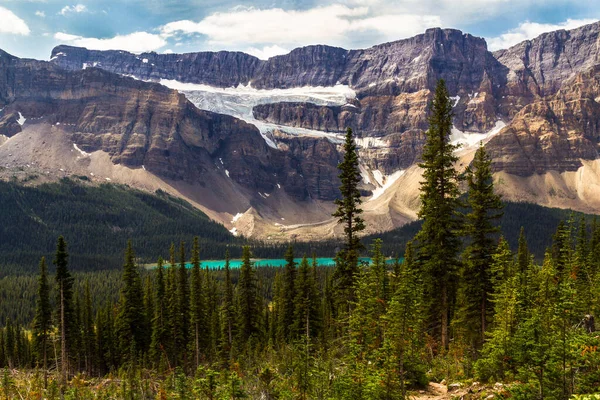 Rocky Dağları. Crowfoot Buzulu ve Crowfoot Dağı yürüyüş yolundan Helen Gölü 'ne. Banff Ulusal Parkı, Alberta, Kanada 