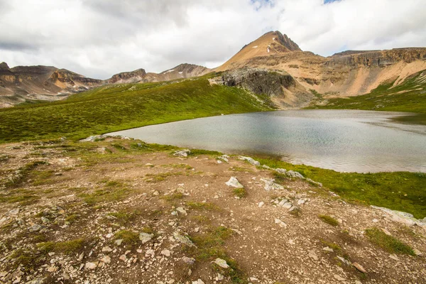 Rocky Dağları. Helen Gölü 'nün üstündeki Cirque Peak, Banff Ulusal Parkı, Alberta, Kanada 