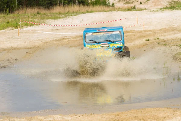Road 4X4 Vehicle Splashing Water Rivulet Road Competition — Stock Photo, Image