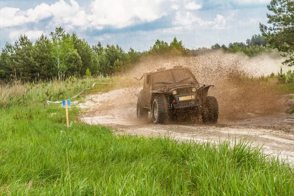 Road Vehicle Splashing Out Mud Road Competition — Stock Photo, Image