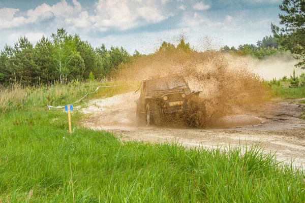 Road Vehicle Splashing Out Mud Road Competition — Stock Photo, Image