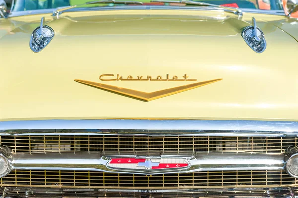 Vintage American Chevrolet mřížka detailní záběr — Stock fotografie