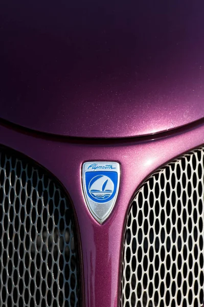 Plymouth campana del vehículo y primer plano de la insignia — Foto de Stock