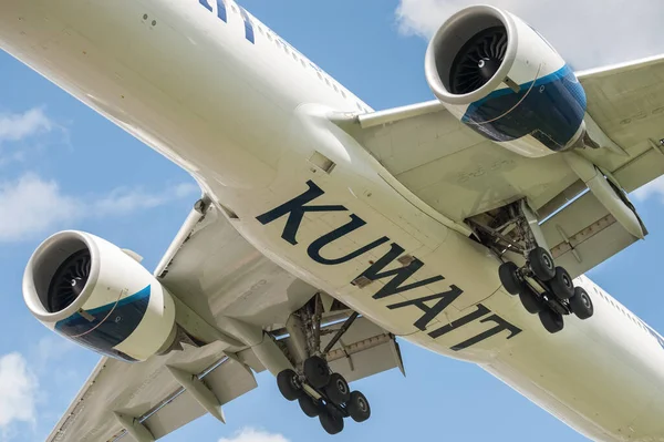 Kuwait Airways Boeing 777 primer plano — Foto de Stock