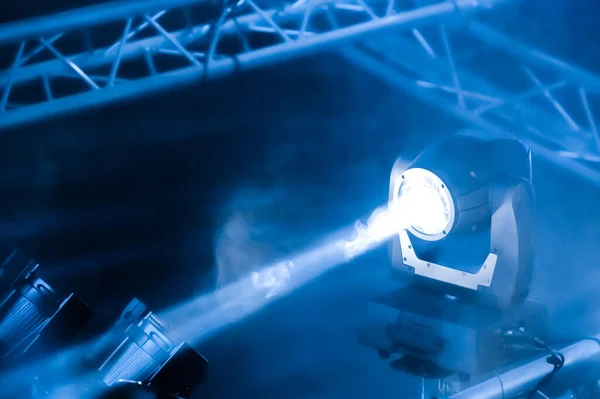 舞台照明装置に青い色調のスポットライト — ストック写真