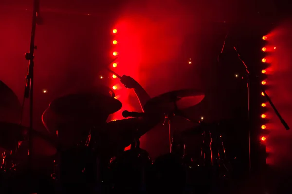 Silhouette Eines Schlagzeugers Auf Der Bühne Unter Rotem Licht — Stockfoto