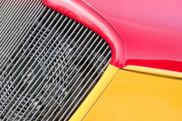 Painéis Veículos Vermelhos Amarelos Junto Ventilador Arrefecimento Motor — Fotografia de Stock