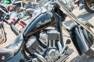 Rushmoor, İngiltere 'de 19 Nisan 2019' da restore edilmiş klasik bir Hint motosikleti ve diğer motosikletlerin yakınlaştırılması.