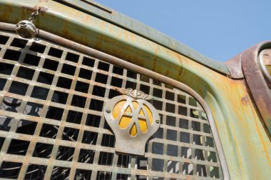 Paslanmış klasik bir aracın üzerinde klasik Otomobil Birliği rozeti var. 1960 'larda Rusya, İngiltere' de. 19 Nisan 2019