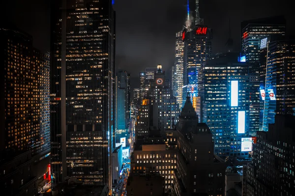 Manhattans gator på natten — Stockfoto