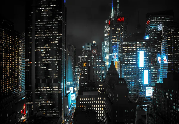 Manhattans gator på natten — Stockfoto