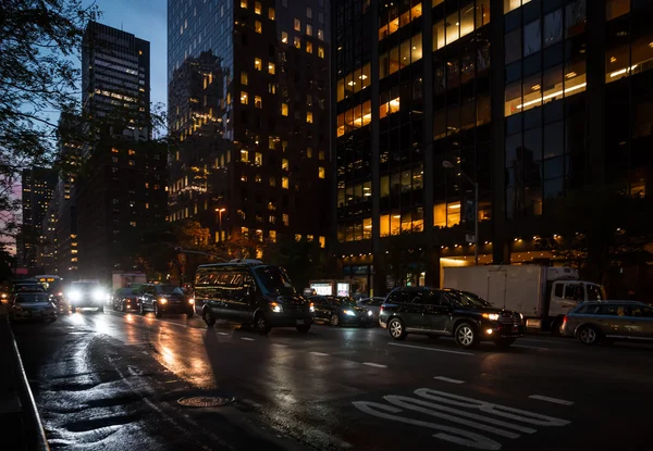 Straten van Manhattan bij nacht — Stockfoto