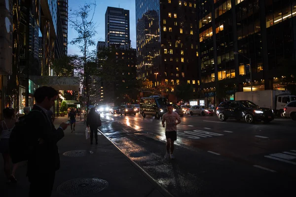 Straten van Manhattan bij nacht — Stockfoto