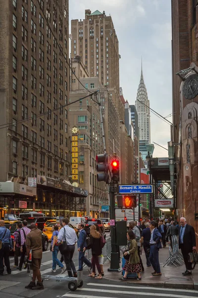 New york und new yorkers. Straßenszene in Manhattan — Stockfoto