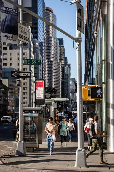 Nowy Jork i Nowego Jorku. Scena na ulicy Manhattan — Zdjęcie stockowe