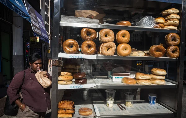 Dikke zwarte vrouw koopt broodjes op de straten van Manhattan — Stockfoto