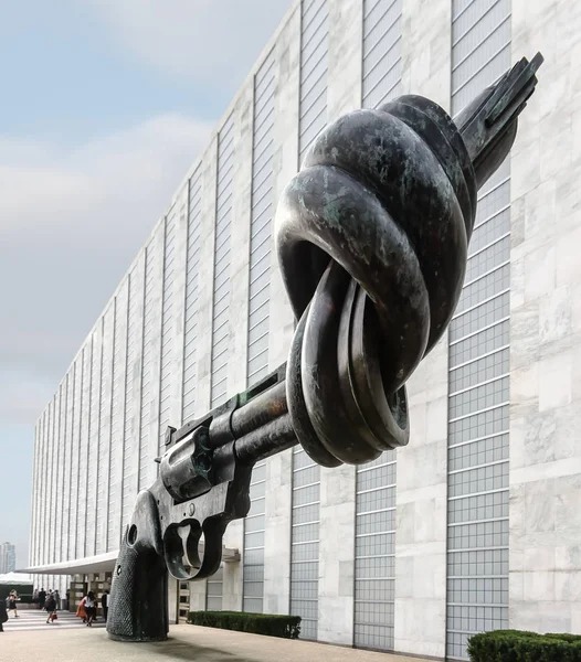 Non-Violence bronzen sculptuur — Stockfoto