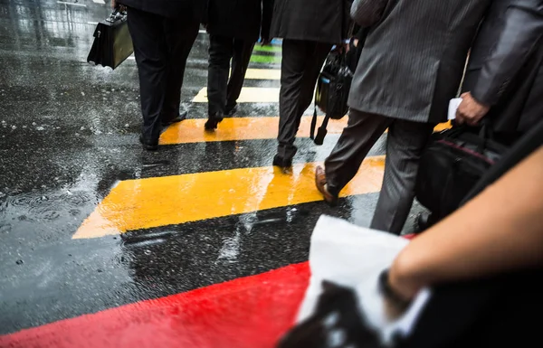 As pessoas cruzam a rua no dia chuvoso — Fotografia de Stock