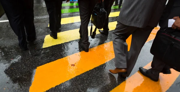 As pessoas cruzam a rua no dia chuvoso — Fotografia de Stock