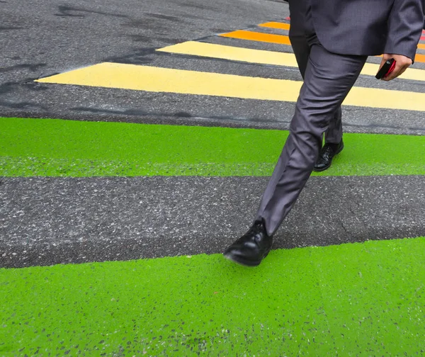 Man cross street at crosswalk in the city — Stock Photo, Image