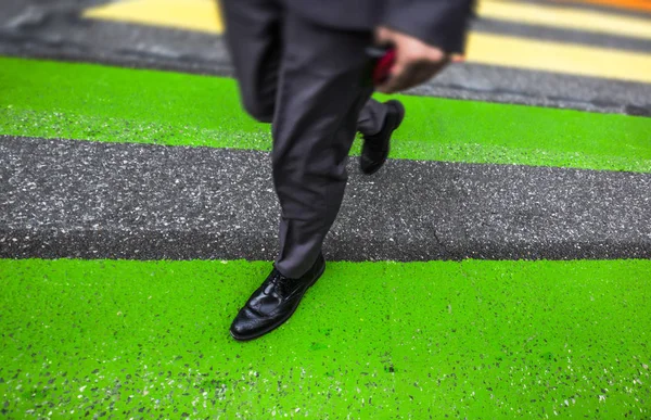 Człowiek cross street na przejściu dla pieszych w mieście — Zdjęcie stockowe