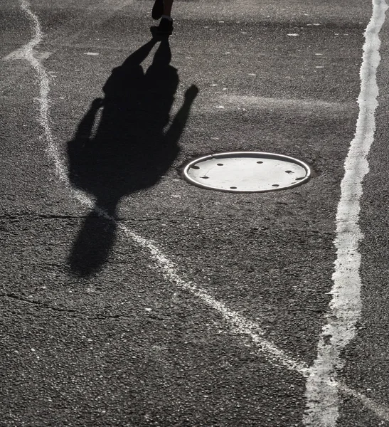 Ombres des gens marchant dans la rue — Photo