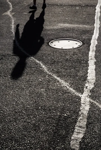 Schatten der Menschen zu Fuß Straße — Stockfoto