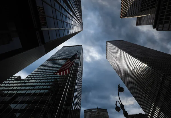 Dramatische bewolkte hemel boven New York City — Stockfoto