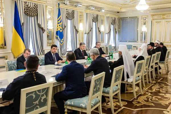 Petro Poroshenko and heads of major Ukrainian churches — Stock Photo, Image