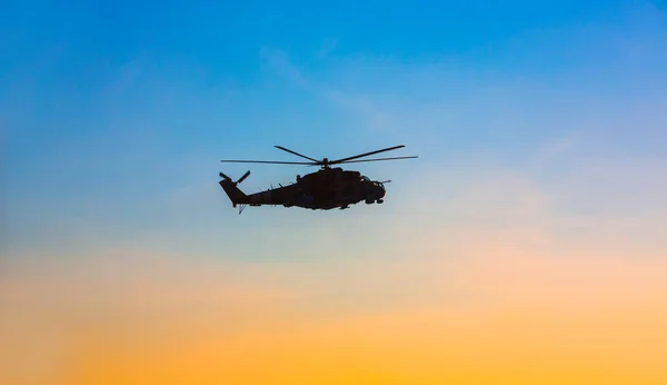 Helicóptero del ejército ucraniano patrulla el área de los antiterroristas — Foto de Stock