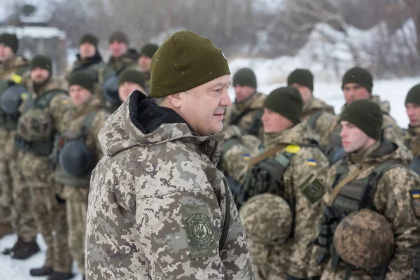 President of Ukraine Poroshenko inspected stronghold on frontlin — Stock Photo, Image