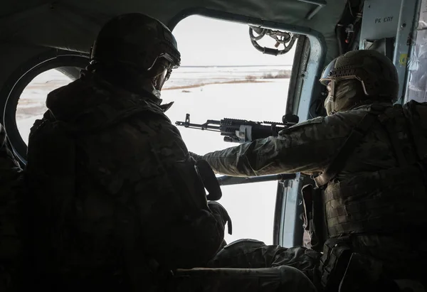 Helicóptero do exército ucraniano patrulha a área dos antiterroristas — Fotografia de Stock