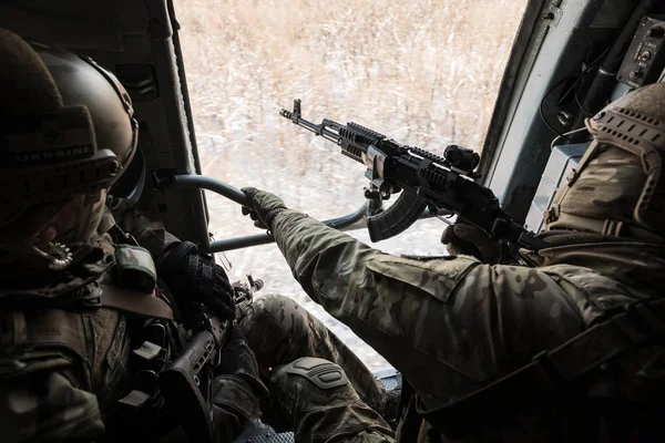 Helicóptero do exército ucraniano patrulha a área dos antiterroristas — Fotografia de Stock