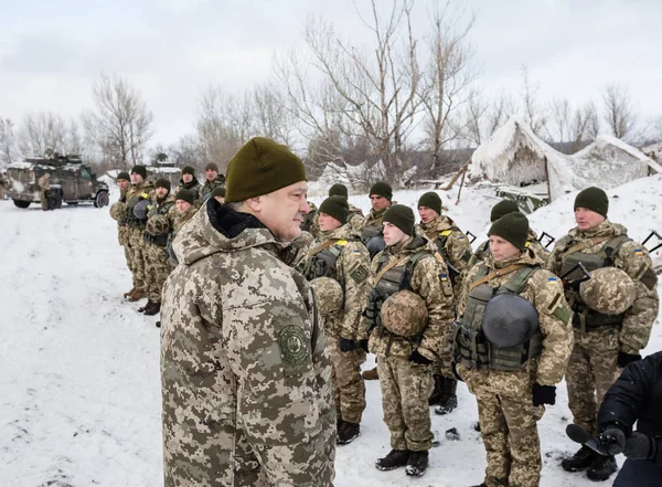 Prezident Ukrajiny Porošenko zkontrolována pevnost na frontlin — Stock fotografie
